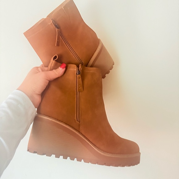 Torrid Cognac Platform Lug Chelsea Boots 13W - Picture 4 of 8